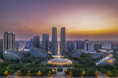 俯瞰晚霞时分的成都金融城双子塔及周边建筑