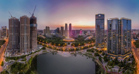 俯瞰晚霞时分的成都金融城双子塔及周边建筑