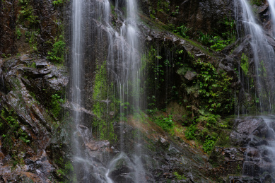 户外崖壁上瀑布特写，福建龙岩