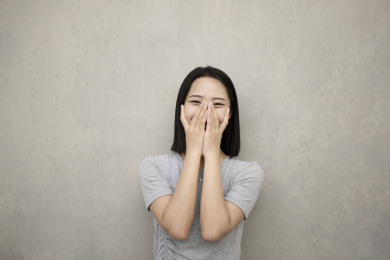 害羞的东方女孩