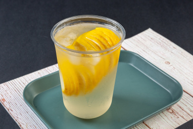 磨砂塑料杯里的蜂蜜柠檬冰水