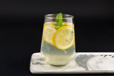玻璃杯里的蜂蜜柠檬冰水