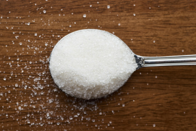 不锈钢汤匙里洁白晶莹的白砂糖