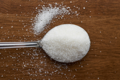 不锈钢汤匙里洁白晶莹的白砂糖