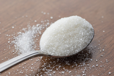 不锈钢汤匙里洁白晶莹的白砂糖