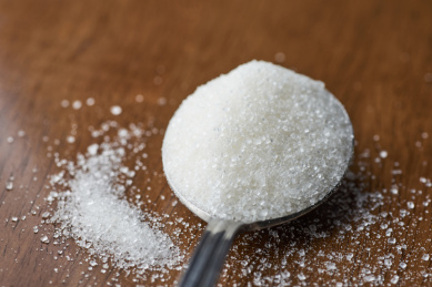 不锈钢汤匙里洁白晶莹的白砂糖