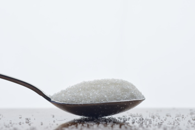 不锈钢汤匙里洁白晶莹的白砂糖