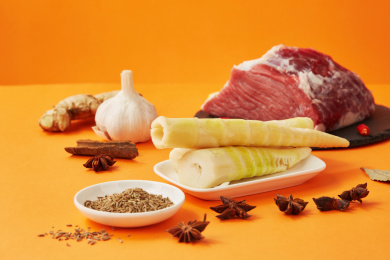 橙色背景上的鲜笋和牛肉