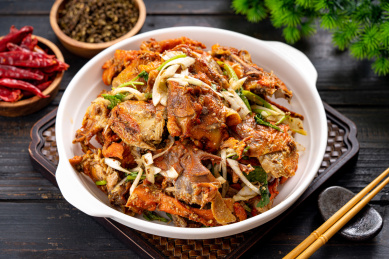 餐盘里的凉拌鸡骨架