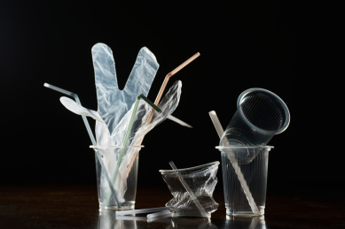 一次性塑料手套和水杯及吸管