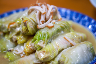 一道美味的家常菜，白菜肉卷