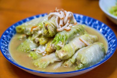 一道美味的家常菜，白菜肉卷