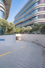 现代建筑间的地下车库通道，福建龙岩