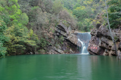 岩壁上的瀑布与碧绿深潭，福建龙岩