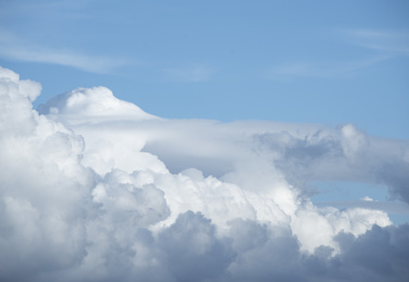 蓝天中的积雨云