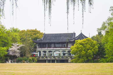 雨中浙江杭州柳浪闻莺公园的闻莺馆