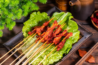 餐盘里的月牙骨小串