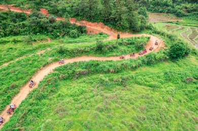 中国萍乡武功山度假村的山地越野车队   