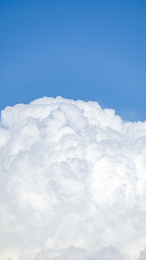 蓝天下的积雨云