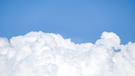 蓝天下的积雨云