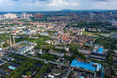 航拍湖南岳阳洞庭湖氮肥厂城市景观