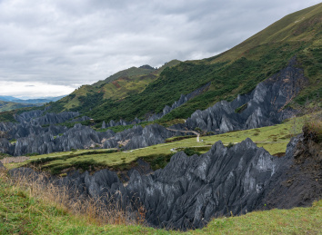 中国四川甘孜墨石公园秋季自然风景