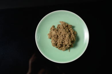 桌面上的盘子里的香气四溢的艾草绒