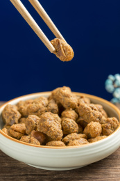 重庆小吃怪味胡豆摆放在桌面上特写