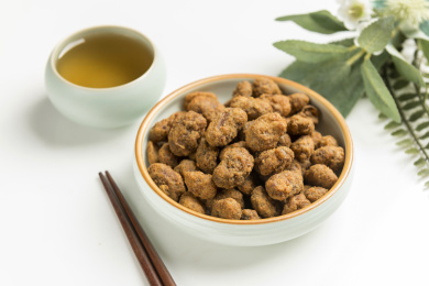 重庆小吃怪味胡豆摆放在桌面上特写