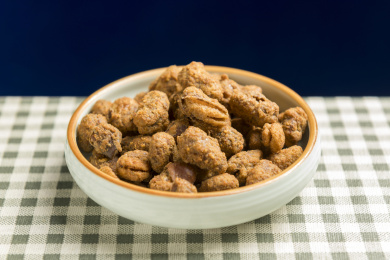 重庆小吃怪味胡豆摆放在桌面上特写