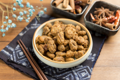 重庆小吃怪味胡豆摆放在桌面上特写