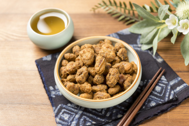 重庆小吃怪味胡豆摆放在桌面上特写
