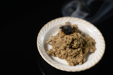 桌面上的盘子里点燃的艾草绒
