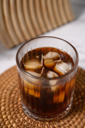 桌面上的杯子里美味香气四溢的冰美式咖啡