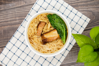 木桌背景苏帮菜一碗苏式焖肉面