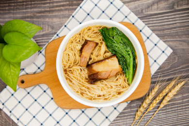 木桌背景苏帮菜一碗苏式焖肉面