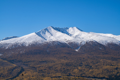 中国新疆北疆阿勒泰秋日雪山