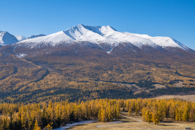 中国新疆北疆阿勒泰秋日雪山