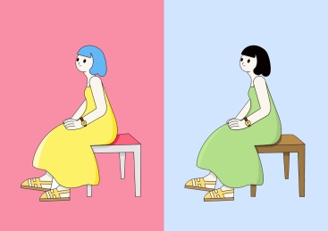 两个坐在椅子上的穿裙子的短发女孩