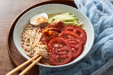 搭配有番茄片和黄瓜丝的朝鲜冷面