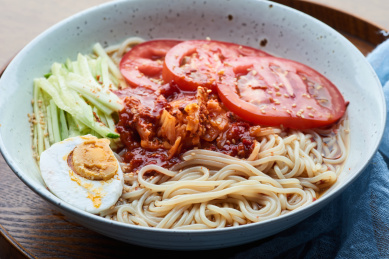 搭配有番茄片和黄瓜丝的朝鲜冷面