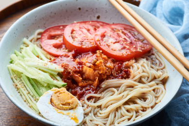 搭配有番茄片和黄瓜丝的朝鲜冷面