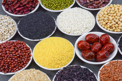 五谷杂粮在小碟子