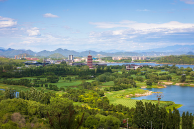 蓝天白云下的北京怀柔雁栖湖风景区
