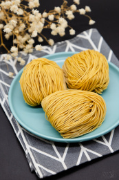 黑色背景广式传统竹升面特写