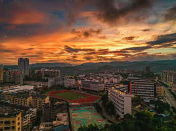 中国湖北宜昌雨后城市风光航拍