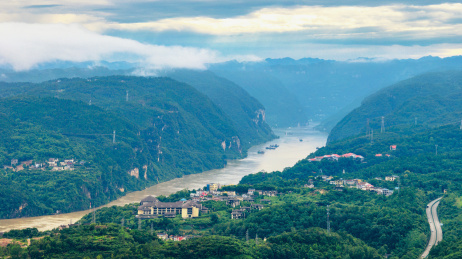 中国湖北宜昌雨后城市风光航拍