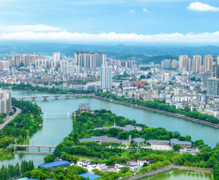 中国湖北宜昌雨后城市风光航拍