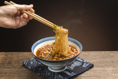 筷子夹酸辣粉四川小吃特写