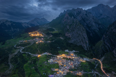 甘南扎尕那灯火蓝调航拍夜景